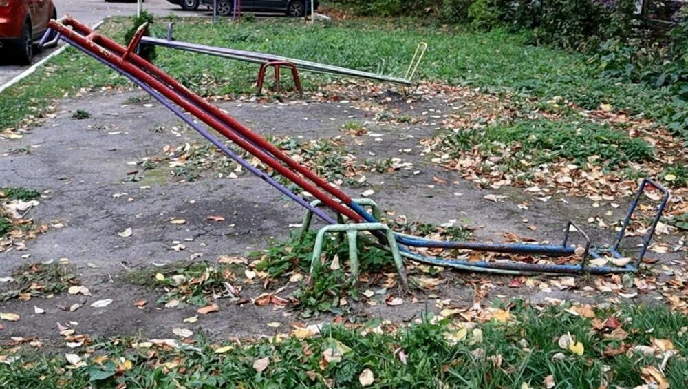 Нашли опасную детскую площадку