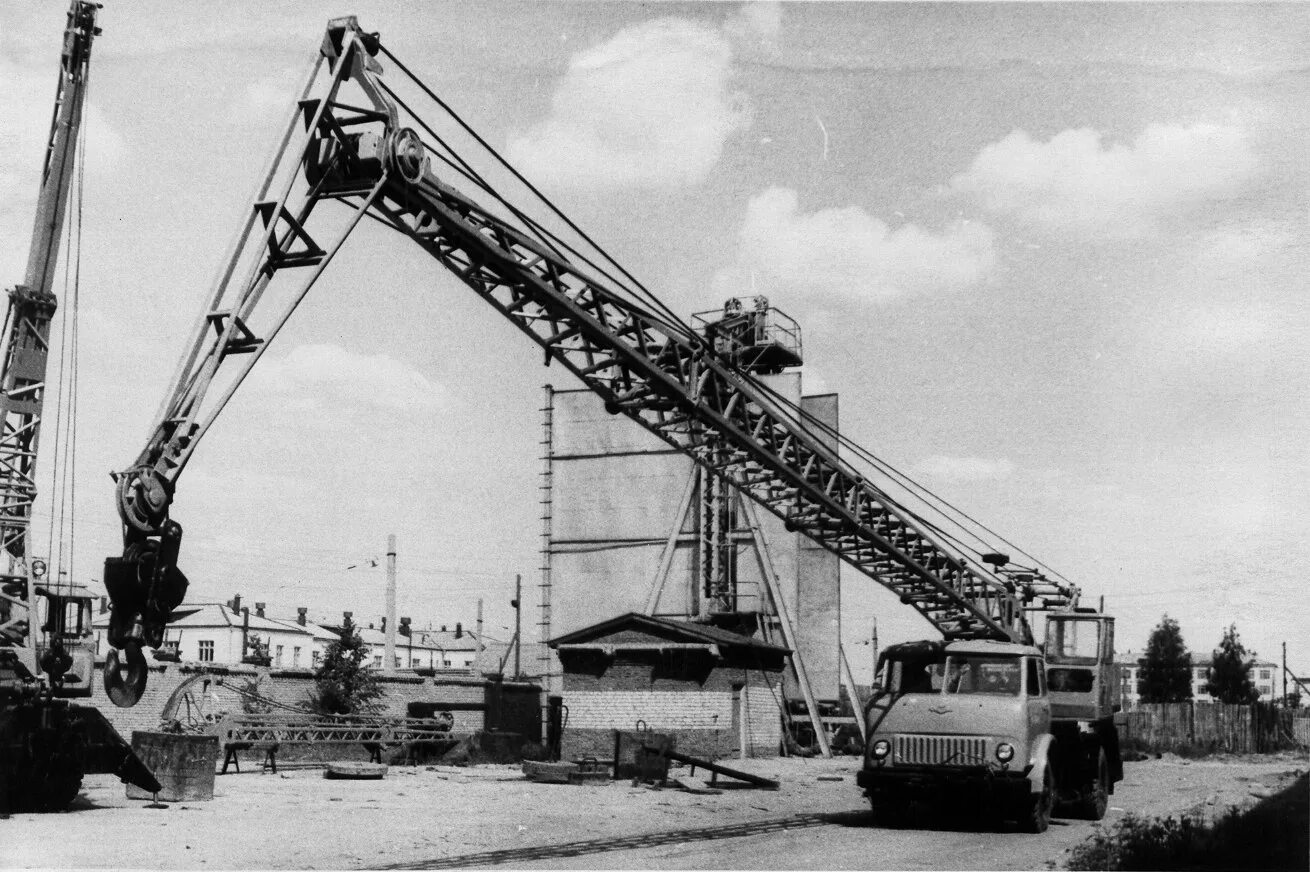 Первая строительная техника. К 51 МАЗ 200 автокран. Башенные краны УБК 50-Е годы. Кран к-1014. Автокран к-51 на шасси МАЗ-500.