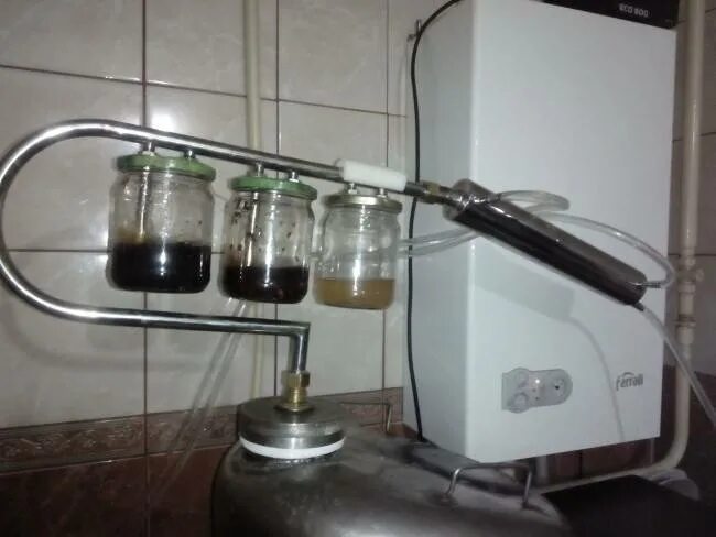 Барботер для самогонного аппарата. Деревенский самогонный аппарат. Когда готова брага с турбо дрожжами. Первый перегон браги на колонне. Самогонный аппарат для абсента.