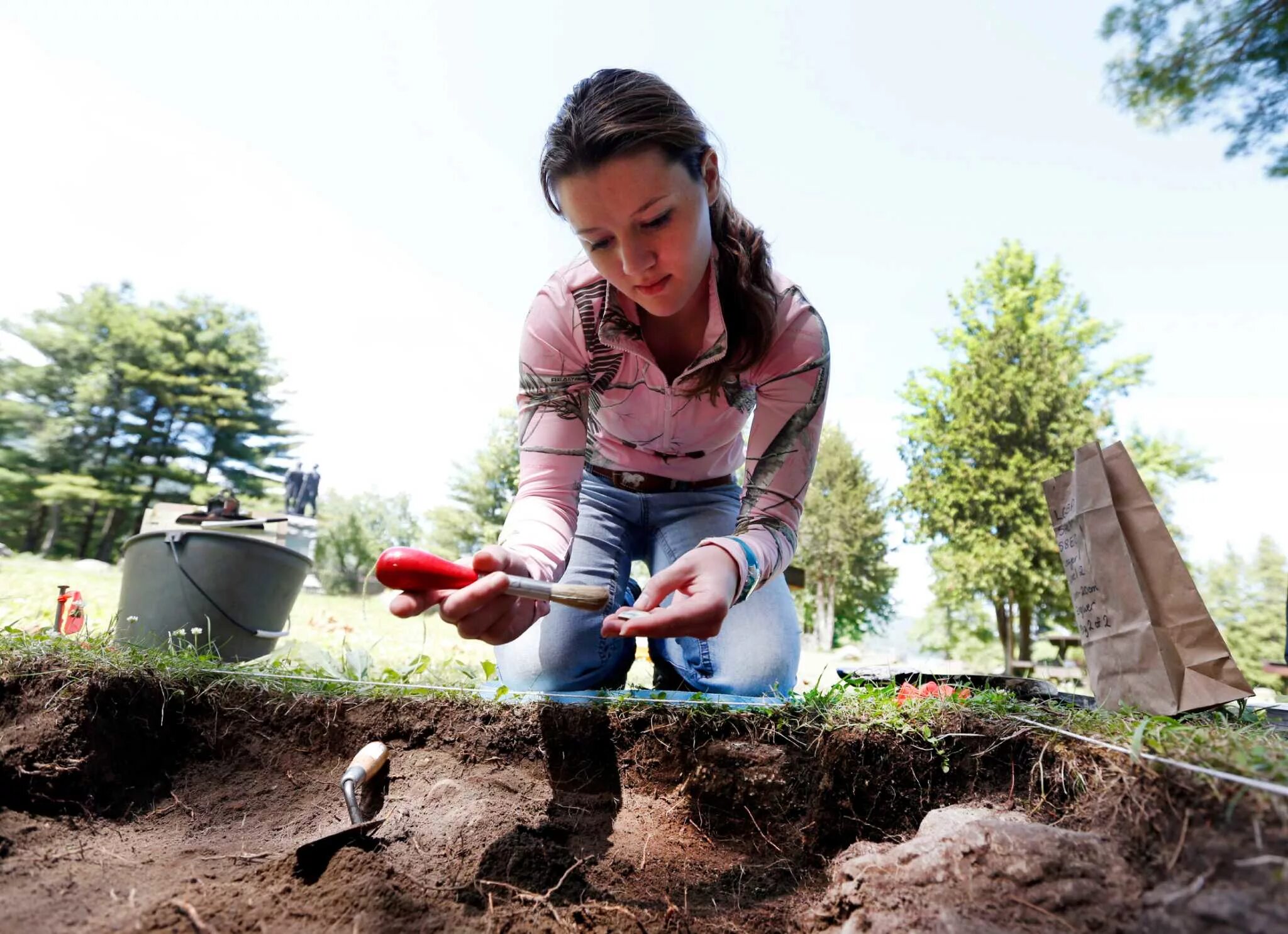 Go digging. Красивые археологи. Девушки на раскопках. Красивая девушка археолог. Археологические принадлежности.