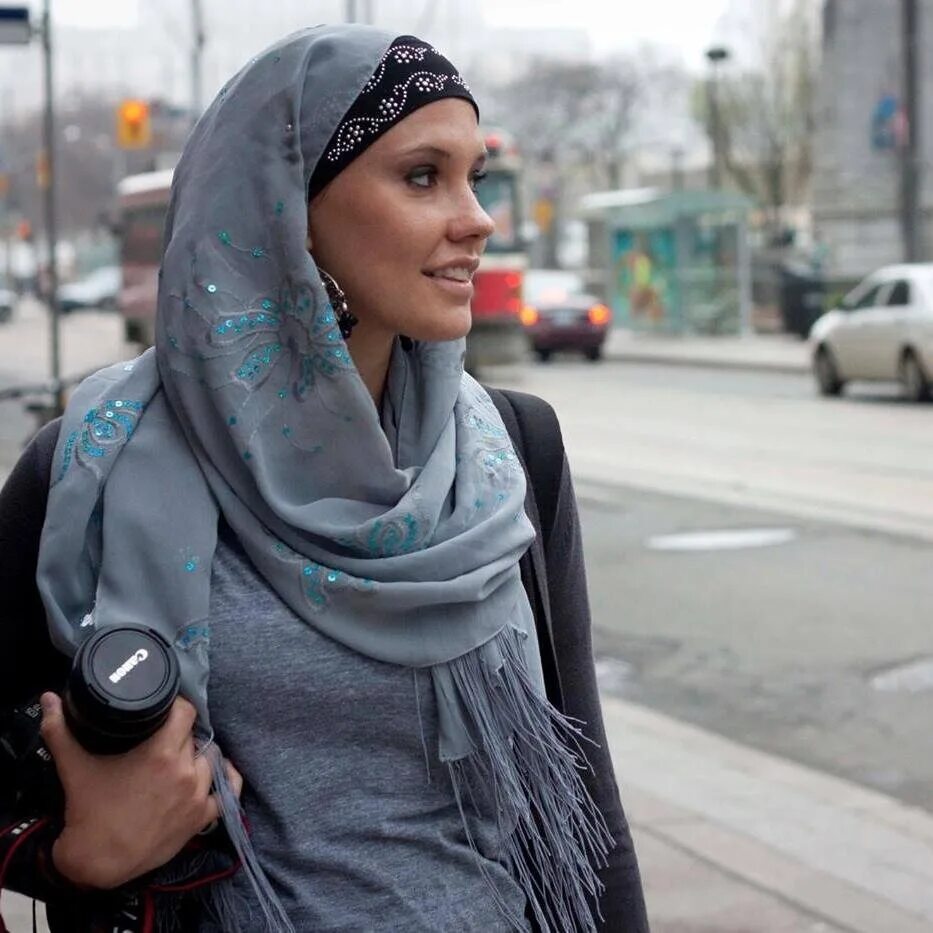Мусульманка в хиджабе. Даванков хиджаб. Резеда сулейман одежда. Платок хиджаб. Чадра паранджа хиджаб.