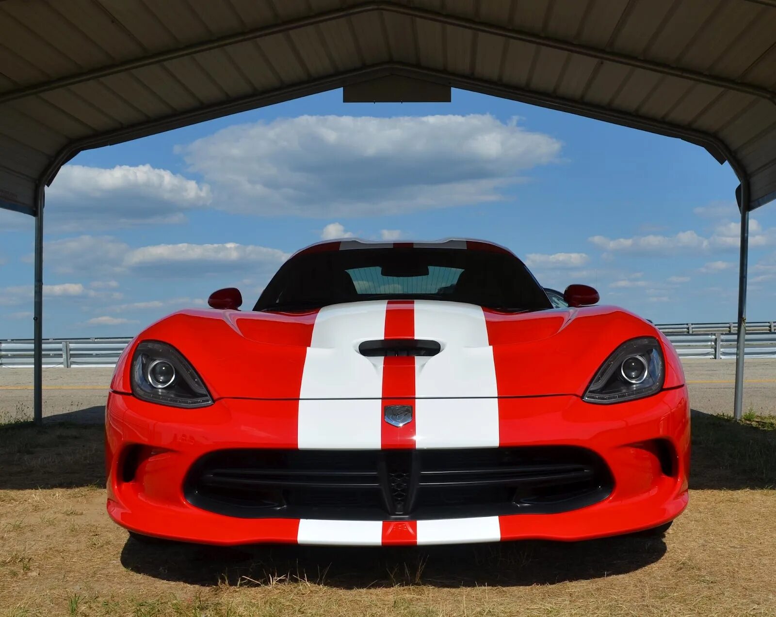 Бело красный автомобиль. Dodge Viper srt GTS-R. Додж Вайпер красный. Феррари Вайпер. Додж Вайпер СРТ винил.