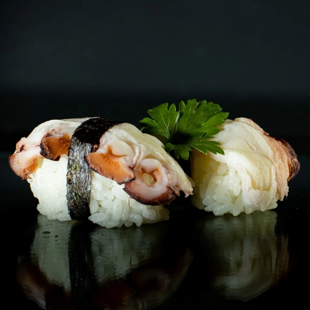 Киото маки состав. Ролл филадельфия маки. Роллы осьминог. Ролл с осьминогом. Суши с осьминогом.