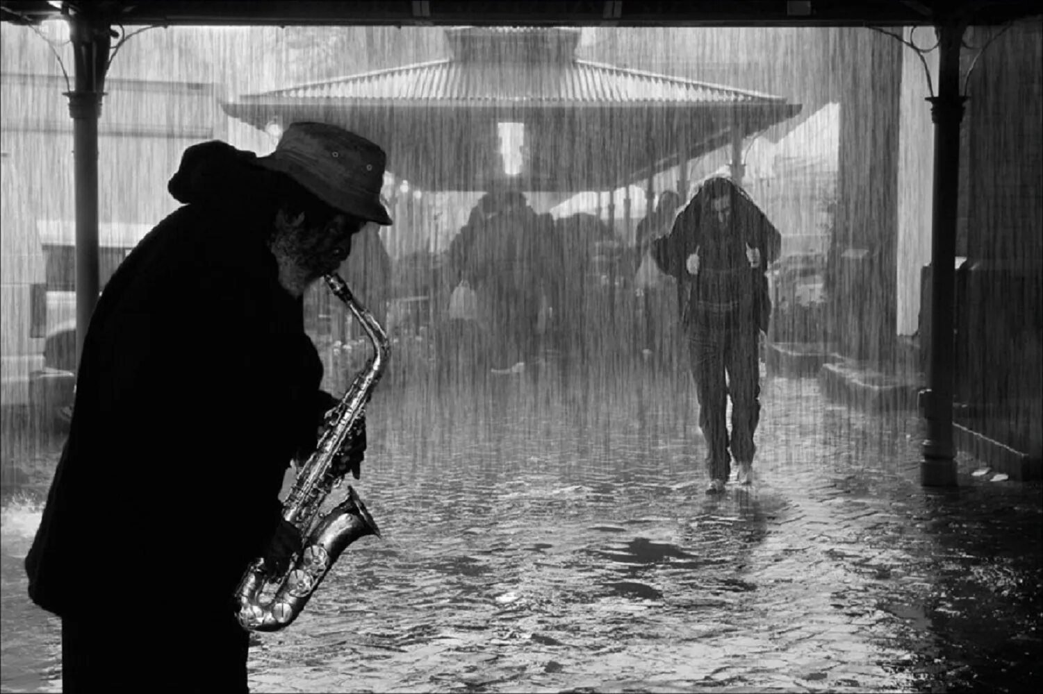Человек под дождем. Идет под дождем. Человек в шляпе под дождем. Мужчина в шляпе под дождем. На улице рейн на душе