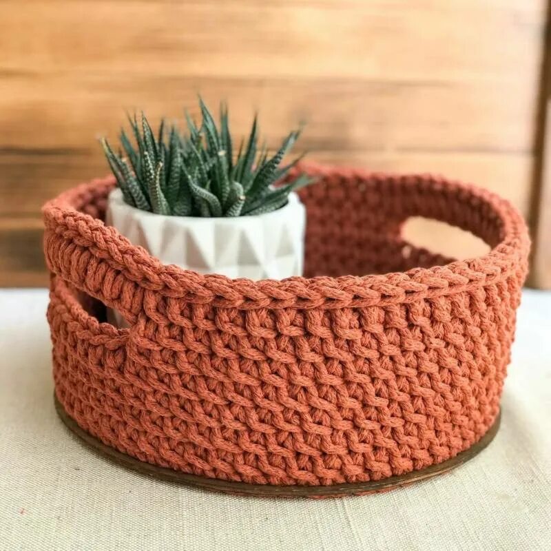 Вязаная шкатулка корзинка. Корзины из трикотажной пряжи. Вязаные корзинки. Трикотажная корзинка с деревянным дном. Корзинка из трикотажной пряжи с крышкой.