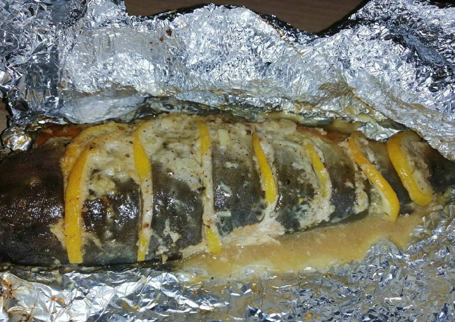Запечь скумбрию в духовке целиком с лимоном. Скумбрия в духовке в фольге. скумбрия запеченная в духовке в фольге. рыба скумбрия в духовке в фольге. скумбрия в духовке в фольге с лимоном.