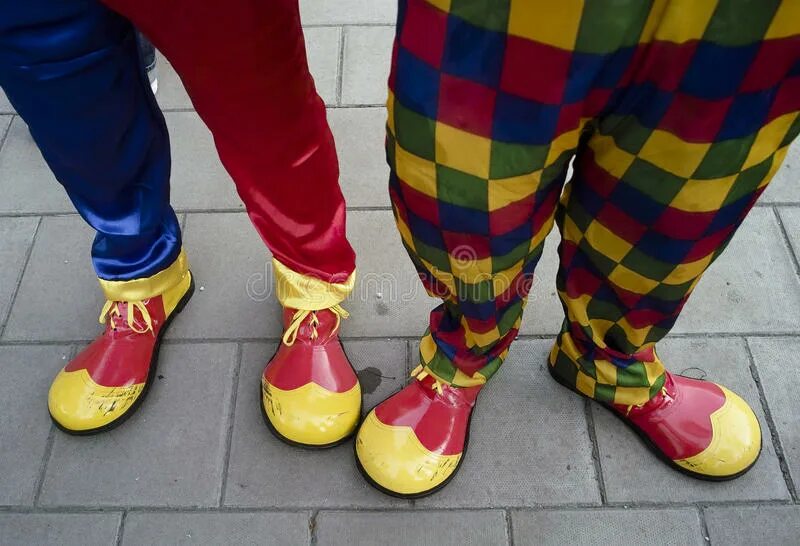 Нога клоуна. Клоунские ноги. Клоунские ботинки. Клоун штаны и ботинки. Клоун в больших ботинках.