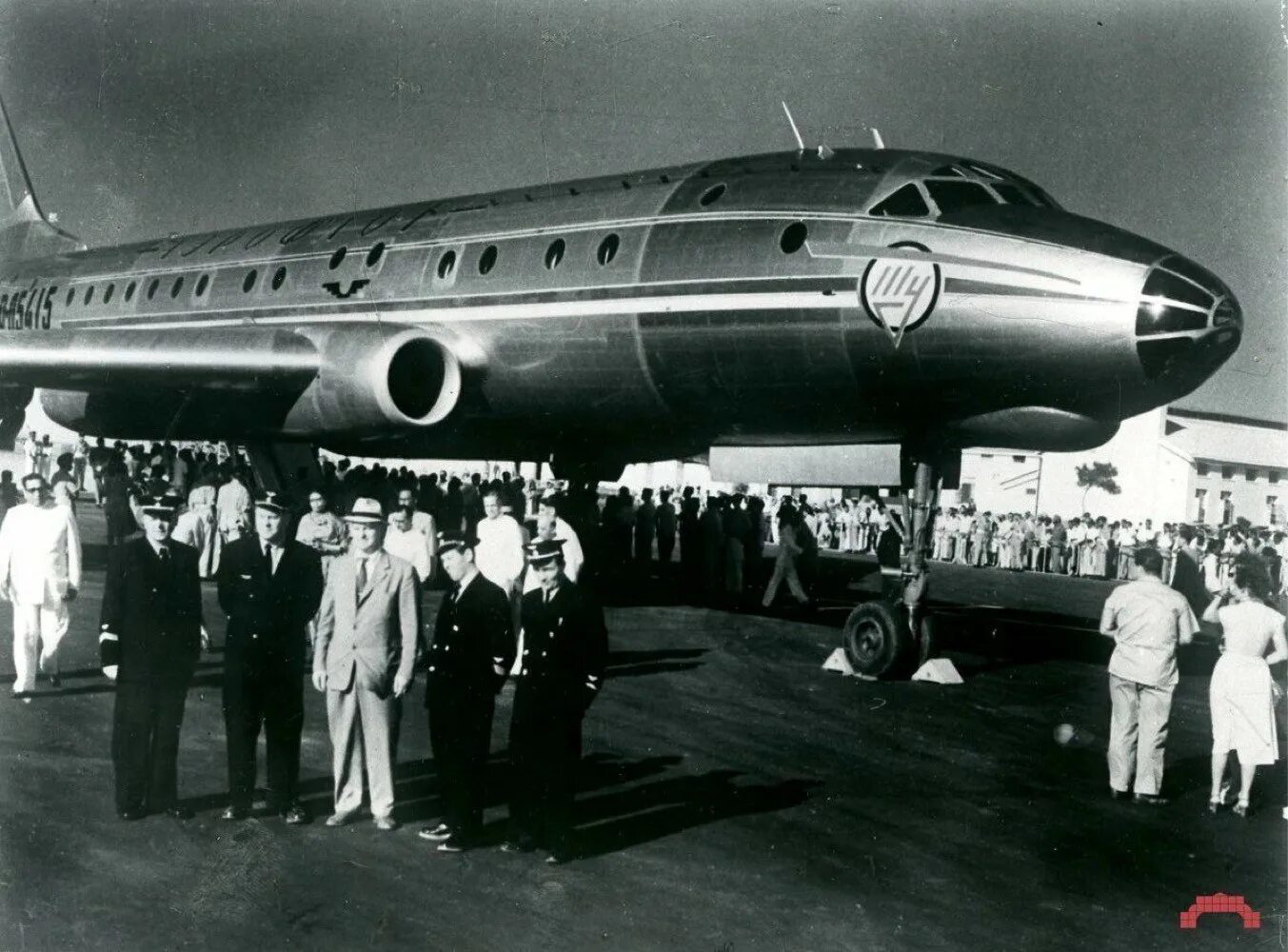 Международный а н туполева. Ту-104 пассажирский самолёт. Самолет Туполева ту 104. Ту-104 - первый в мире пассажирский реактивный самолет. Ту 104 первый полет.