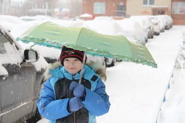 Снежка 10. Омск зима. Снег в Минусинске сегодня. Мечта зима Омск. Крыши зимнего Омска.