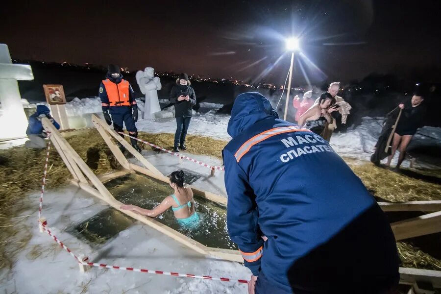 Тело женщины утонувшей в проруби на крещение 2022. Девушка прыгнула в прорубь. Девушка прыгнула в прорубь и утонула. Девушку утонувшую в проруби нашли на крещение. Тело девушки которая прыгнула в прорубь.