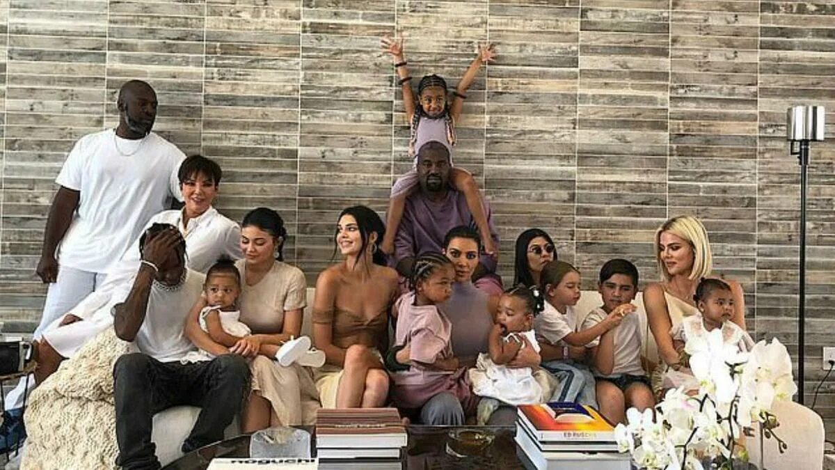 Сколько детей дженнер. Дети кардашьян дженнер. Сколько детей дженнер. Кардашьян дженнер. Семейство кардашьян дженнер.