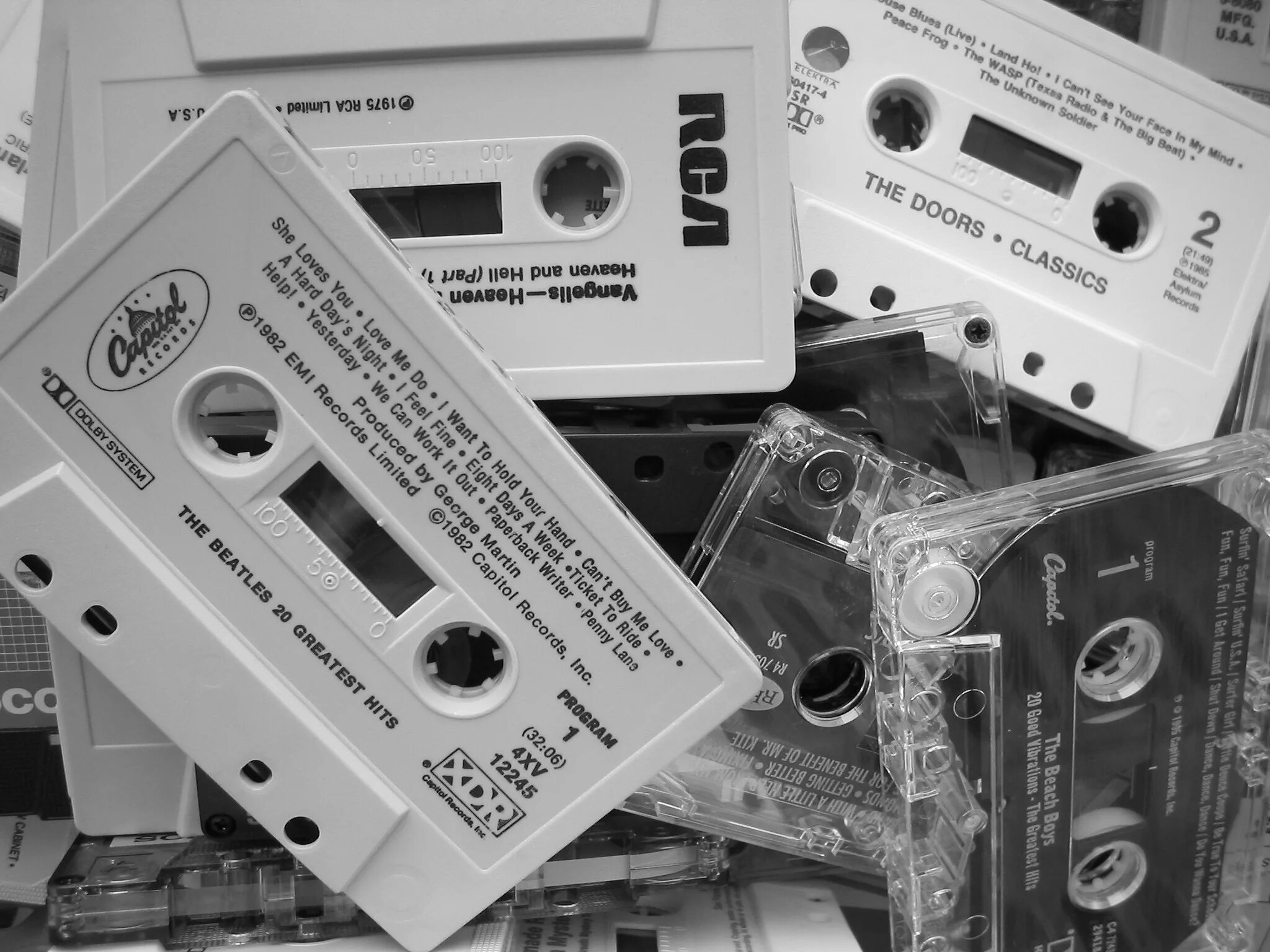 Черная белая кассета. Кассеты и пластинки. Аудиокассеты фирменные. Старые аудиокассеты. Кассета для магнитофона.