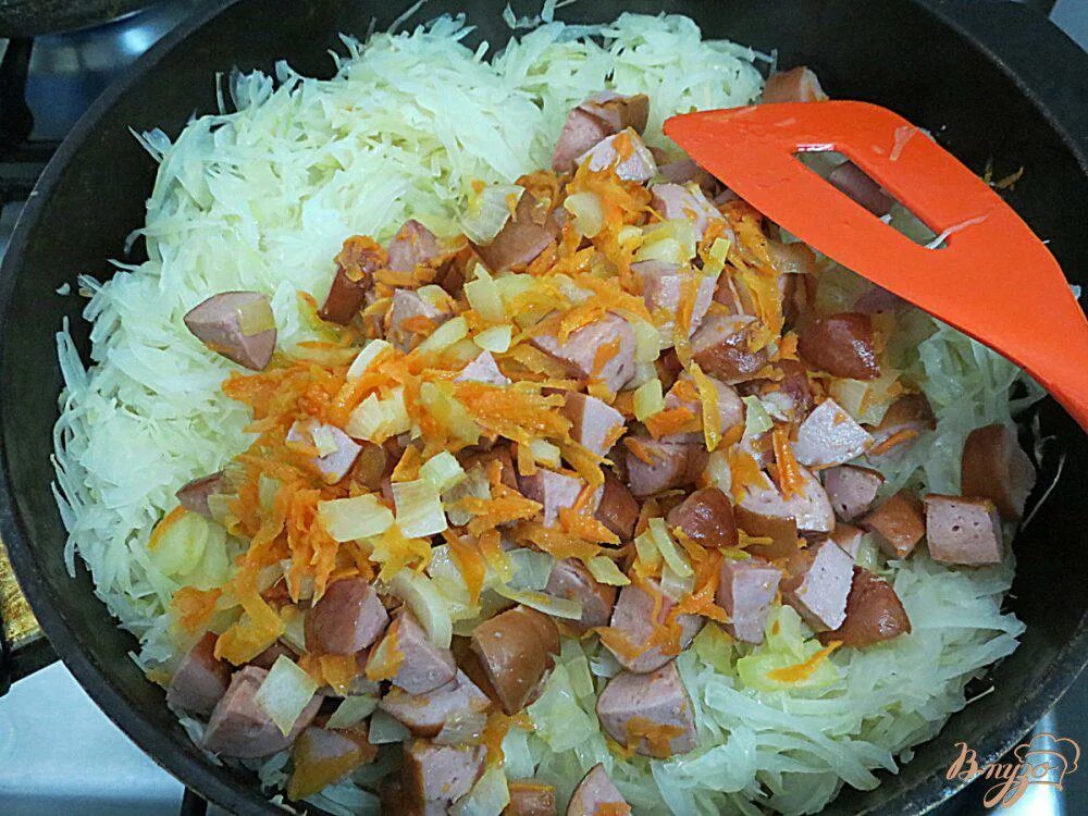 Рецепт капуста с сосисками в кастрюле. Тушеная капуста в скороварке. тушёная капуста с сосисками. тушёная капуста рецепт классический на сковороде. тушёная капуста с сосисками на сковороде.