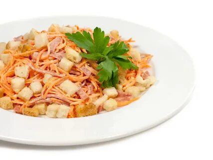 Салат из моркови и колбасного
