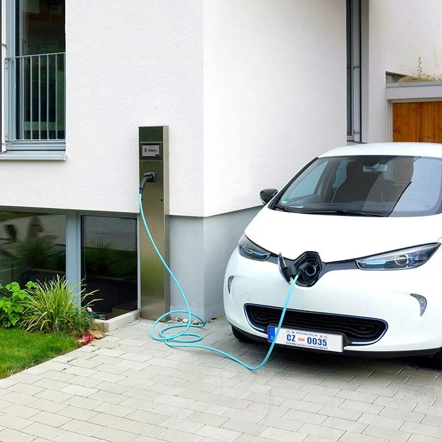 Eva электрозаправки. Электрокары Nissan зарядка. Nissan Leaf зарядка во дворе. L-charge зарядка для электромобилей