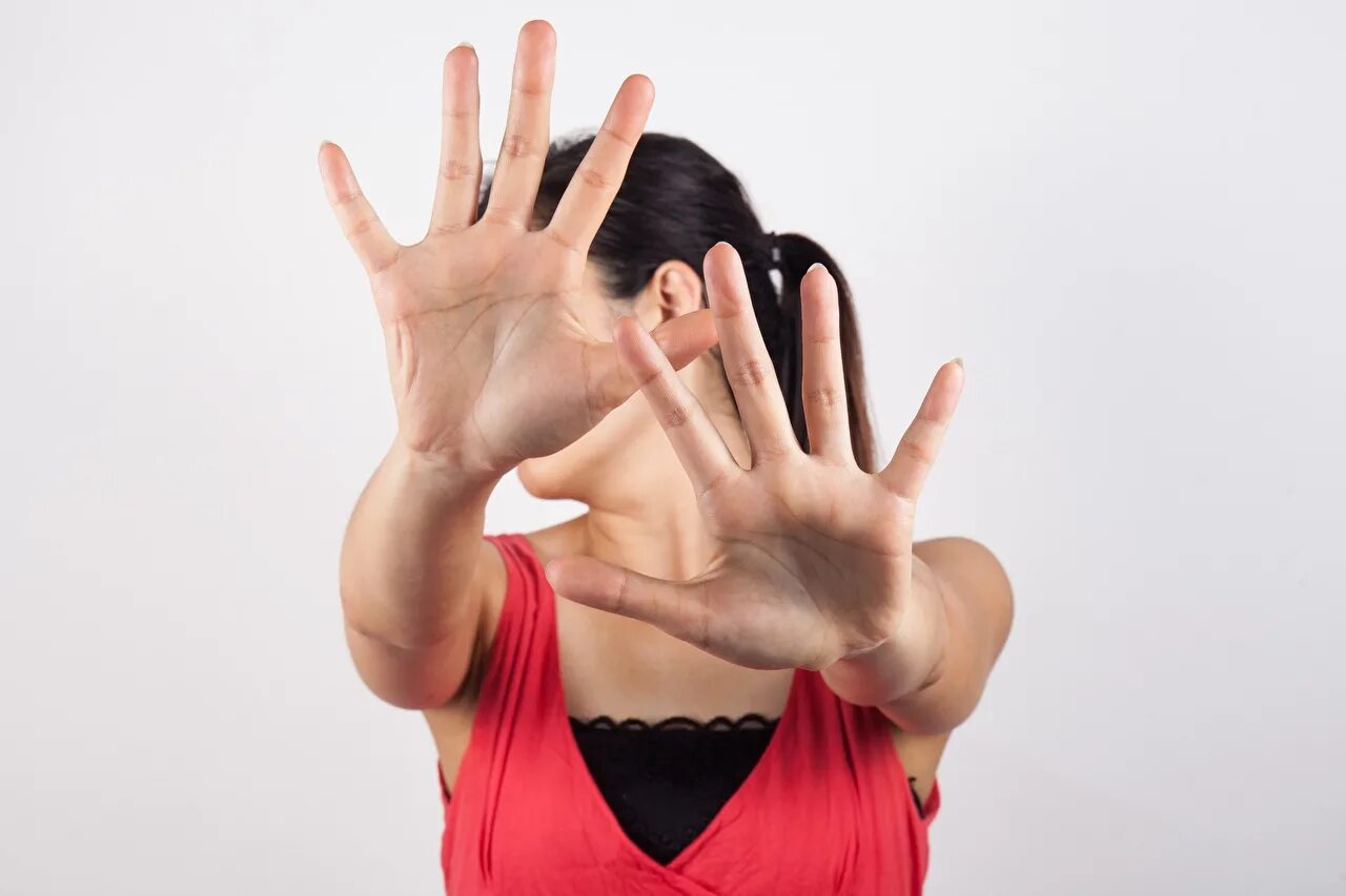 фотосессия с поднятыми руками девушка. девушка протягивает руку. руки женщины. девушка жесты руками. человек включает выключатель.