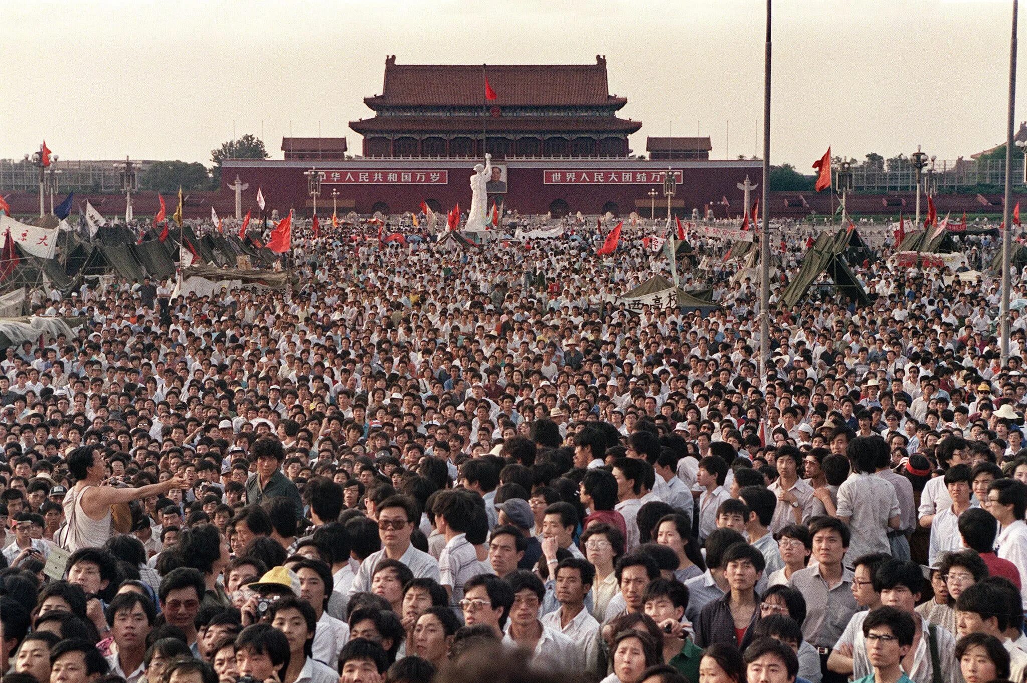 Китай самая большая площадь. Тяньаньмэнь 1989 Мао Цзэдуна. 1989 Год Китай площадь Тяньаньмэнь. Дэн Сяопин Тяньаньмэнь. Площадь Тяньаньмэнь 1989 танк.