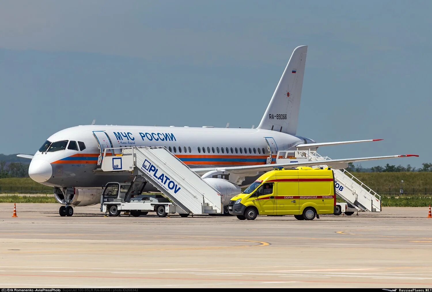 Самолет новокузнецк. Ssj100 Азимут Вольный Дон. Суперджет на стоянке. Самолет Вольный Дон. Самолет Азимут взлет.