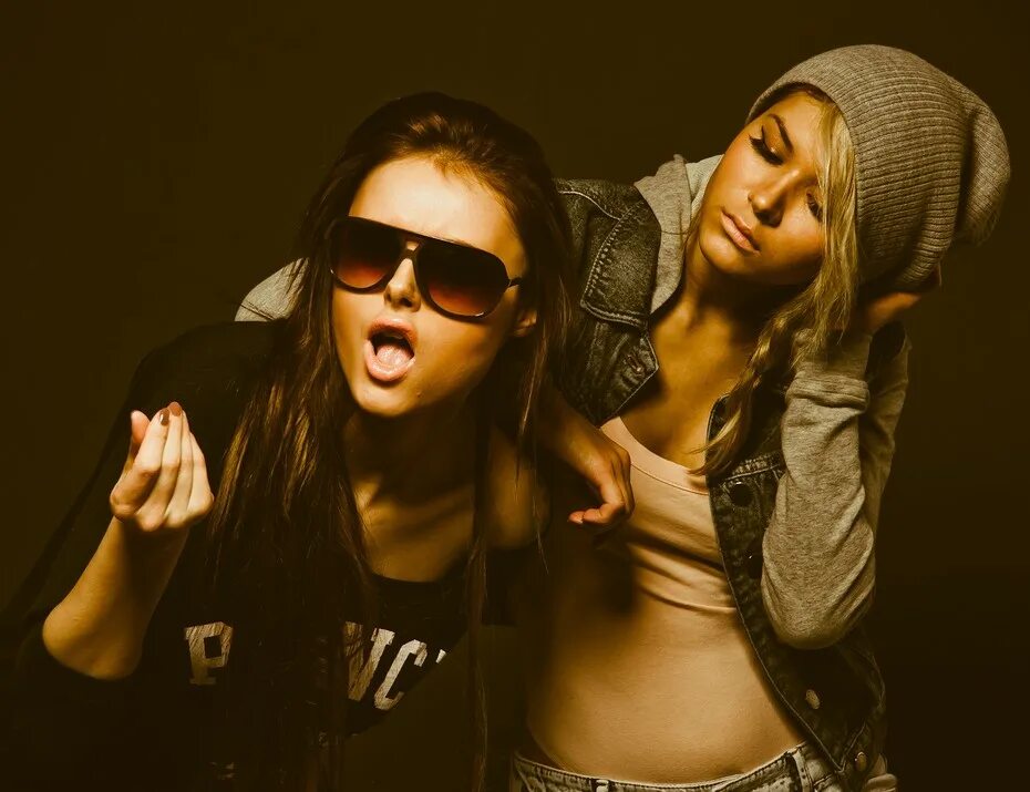 Две женщины. Дерзкие подруги. Дерзкие скидки. Модные девчонки. Ambrosial peccancy.