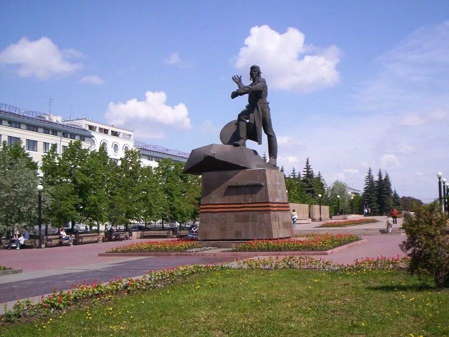 Памятники челябинска. Памятник танкисту в Челябинске. Монумент добровольцам танкистам Челябинск. Памятник танкистам Челябинск добровольцам в Челябинске. Памятник танкисту в Челябинске Кировка.