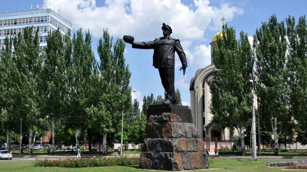 Памятники в донецке фото. Донецк памятник ткаченко. Памятник николаю федоровичу ватутину. Памятники в донецке фото. Памятники в донецке фото.
