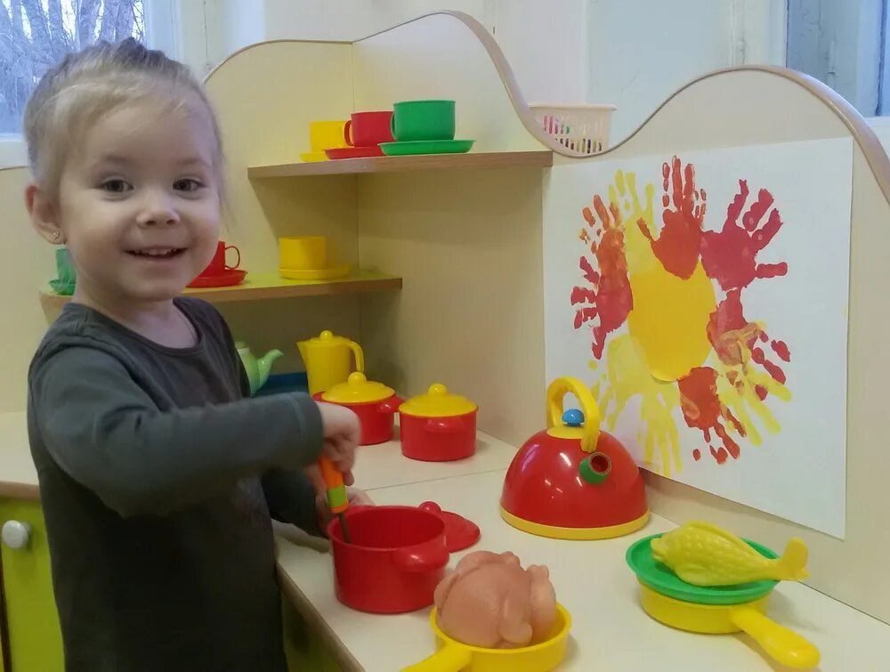 Набор кухня для барби. Готовка с куклой. Девочка играет в барби. Игра барби кухня обед для штеффи. Сюжетно-ролевая игра обед.