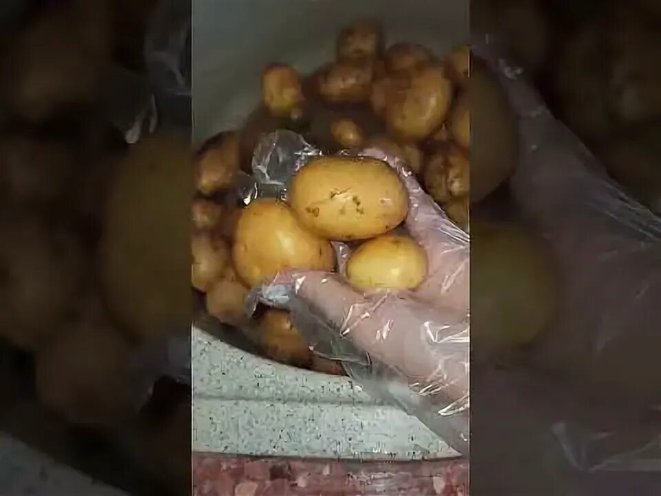 Как почистить молодую картошку быстро без ножа. Как чистить молодую картошку. как быстро почистить картошку. как быстро почистить молодую картошку. быстрый способы чистки картошки.