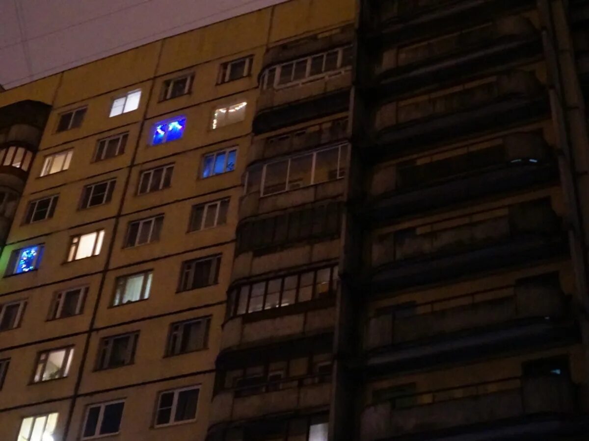 Выпала 16 этаж. Девочка упаоа с 16этажа. в самаре 2 девочки спрыгнули с 16 этажа. высота с 16 этажа.