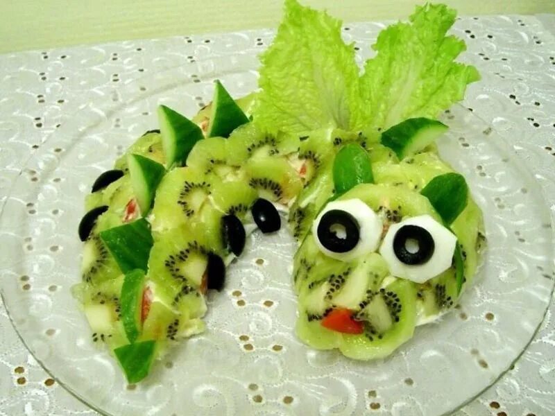 Необычный десерт из фруктов. Фруктовый салат дракон. Драгонфрут йогурт. Фруктовый салат дракон. Украшение фруктового салата.