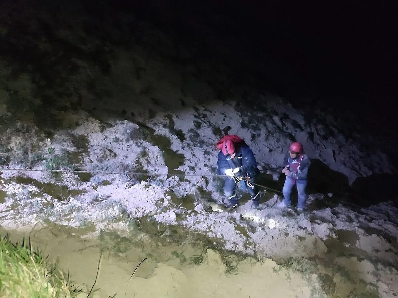 Сегодня 06 00. Сорвалась со скалы девушка. Разбился в Анапе со скалы. Парень на горе в Башкирии.