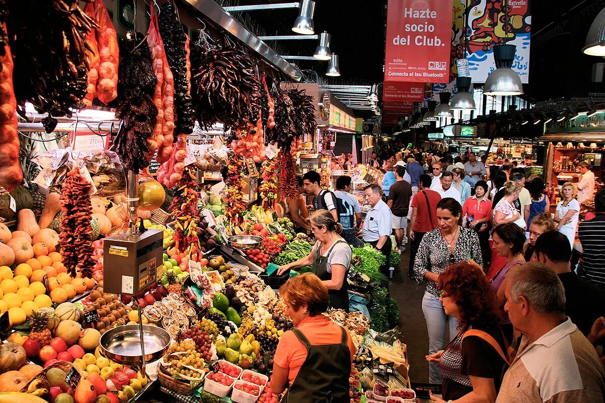 Рынок продуктовый дешево. Рынок Бокерия в Барселоне. Рынок на ла Рамбла в Барселоне. Испания рынок Лабакерия. Ла Бокерия рынок.