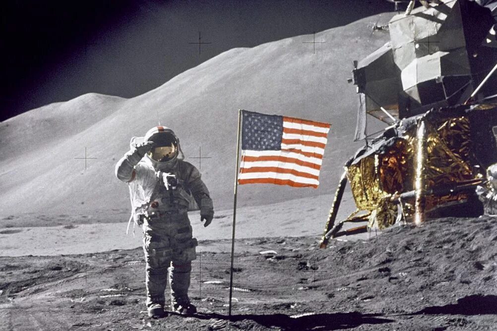 Сколько космонавтов было на луне. Флаг сша на луне. 1969 первый человек на луне.