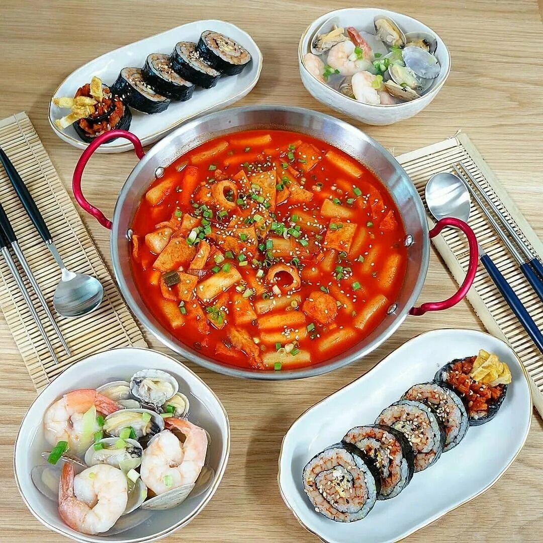 Корейский ужин. Корейская кухня. Национальная кухня Кореи. Национальная кухня Южной Кореи. Корейскаякузня.