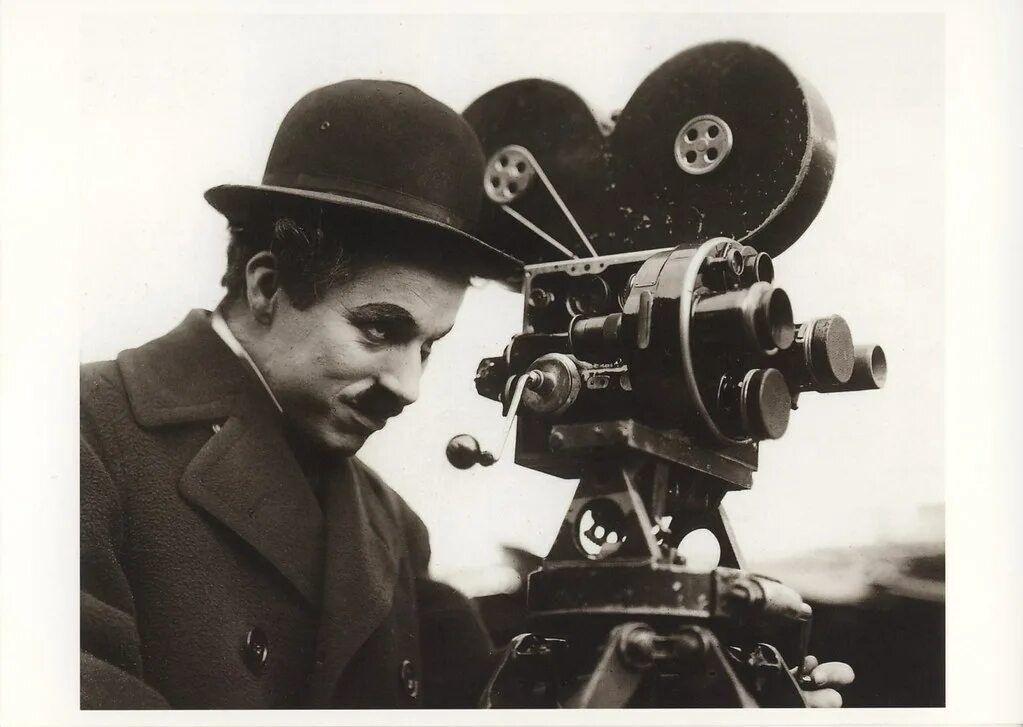 Кинокамера делает 32 за 2. Чарли Чаплин на съемках. Чарли Чаплин на съемочной площадке. Чарли Чаплин фото.
