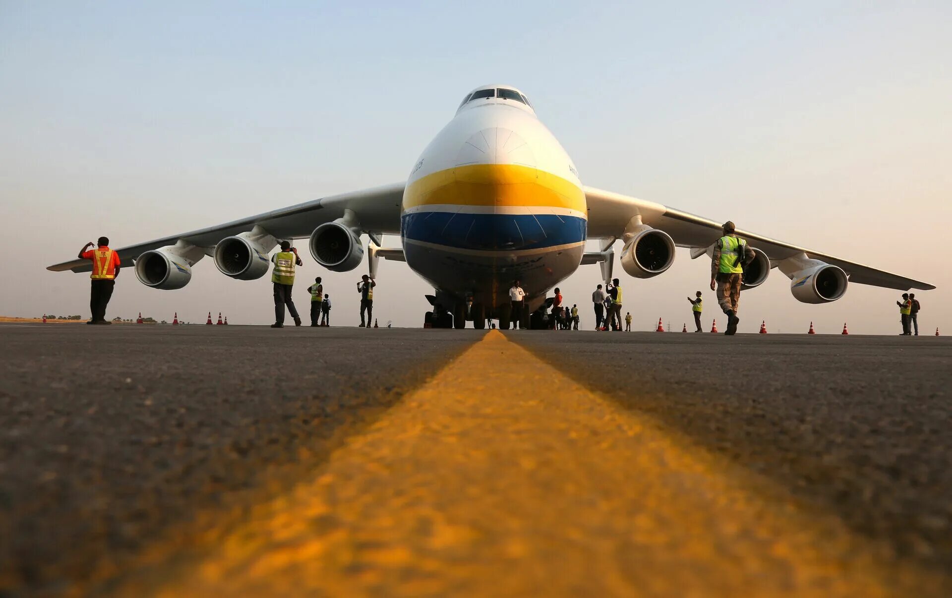 Можно самолеты видео. Самолет Мрия АН-225. Самолёт Антонов 225 Мрия. АН-124 Мрия. АН-225 Мрия кабина.