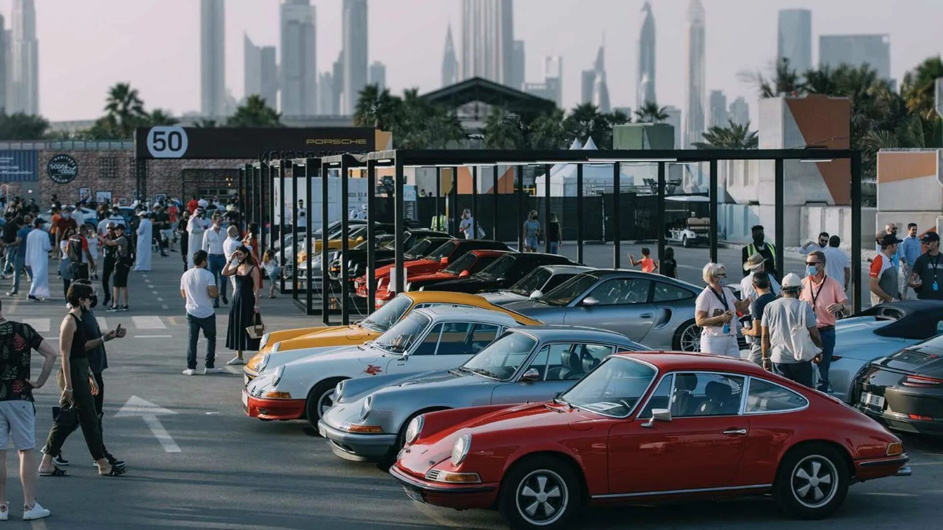Дубай потом 2024. Порше в Дубае. Фестиваль Порше. Выставка авто в Дубае. Дубай 2022.