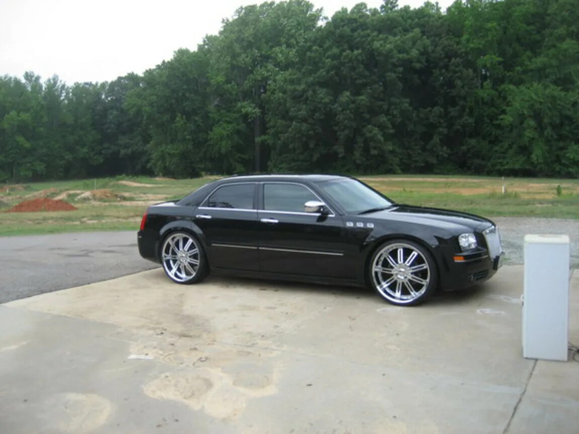 300 дисками. Матовый крайслер 300с. Хром 18 крайслер 300с. 300c r22. Chrysler 300c r24.