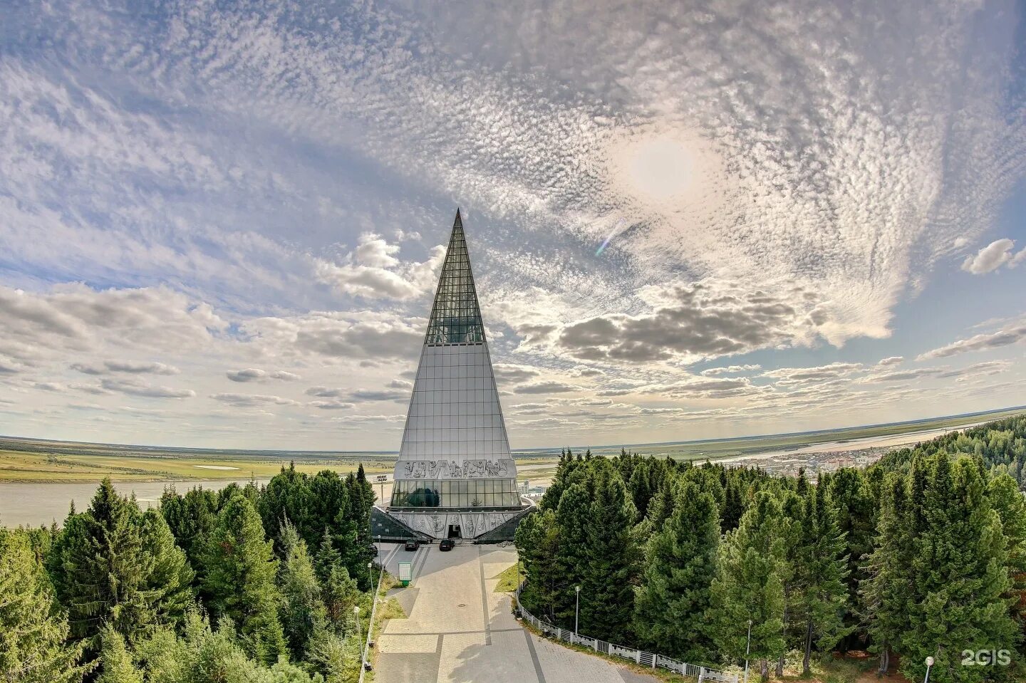 Ханты мансийск. Монумент первооткрывателям Ханты-Мансийск. Памятник первооткрывателям Ханты Мансийск. Стелла первооткрывателям земли Югорской Ханты-Мансийск. Памятник первооткрывателям земли Югорской.