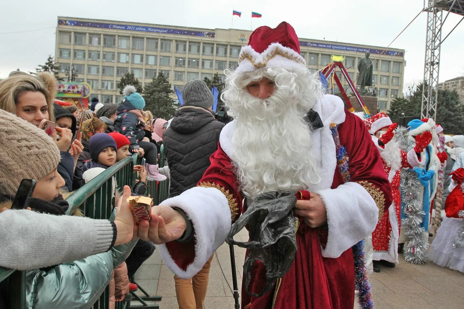 Новогодняя елка в махачкале на площади. Махачкала новый год. Встретить новый год в дагестане. Елка в дербенте. Куруш село в докузпаринском районе дагестана.