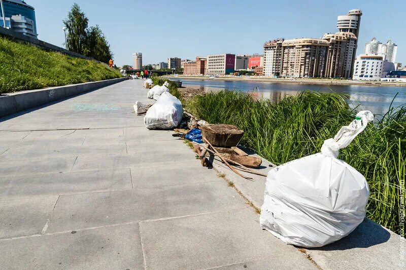 Река исеть человек купается. Елена мационг российская газета. Как люди влияют на реку исеть. Река исеть курганская область. Елена мационг российская газета.