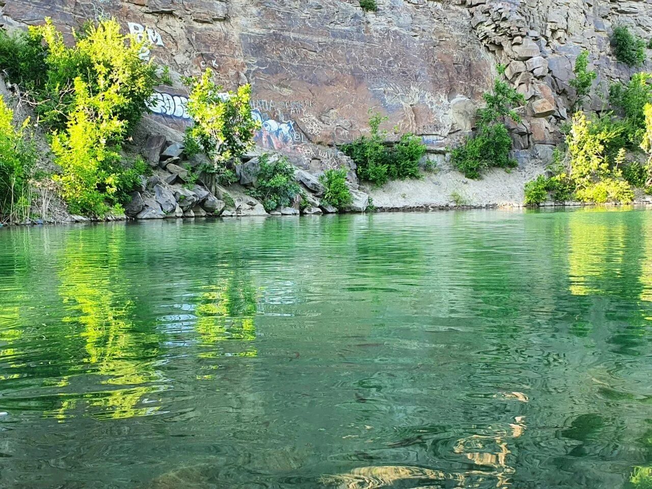 Красный сулин вода. Красный Сулин озеро каньон. Каньон красный Сулин Ростовская область. Красный Сулин голубое озеро. Ростов Красносулинский каньон.