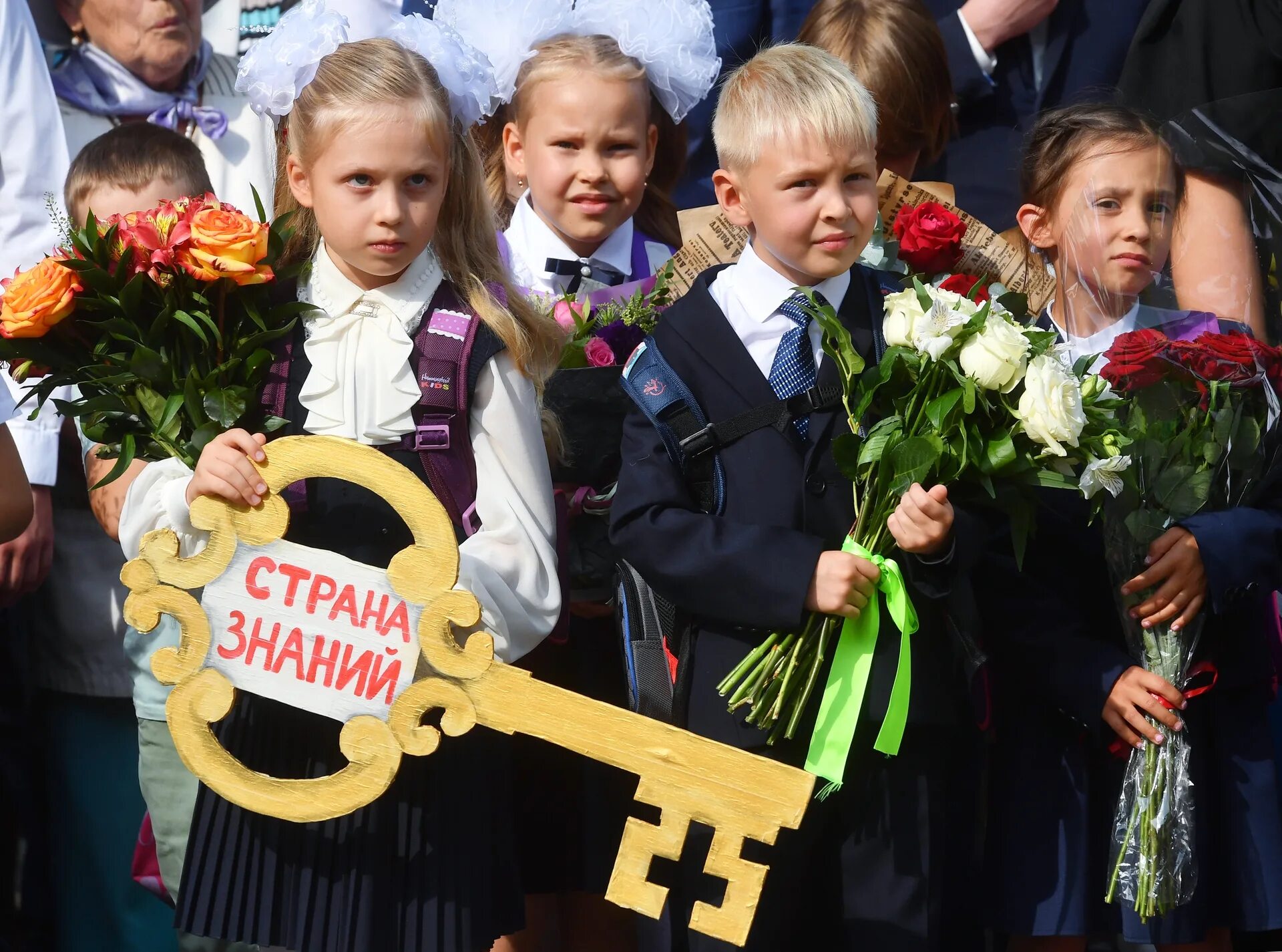 Линейка в школе. День знаний в России. Празднование дня знаний. Школьники на линейке в школе. С 1 сентября изменятся