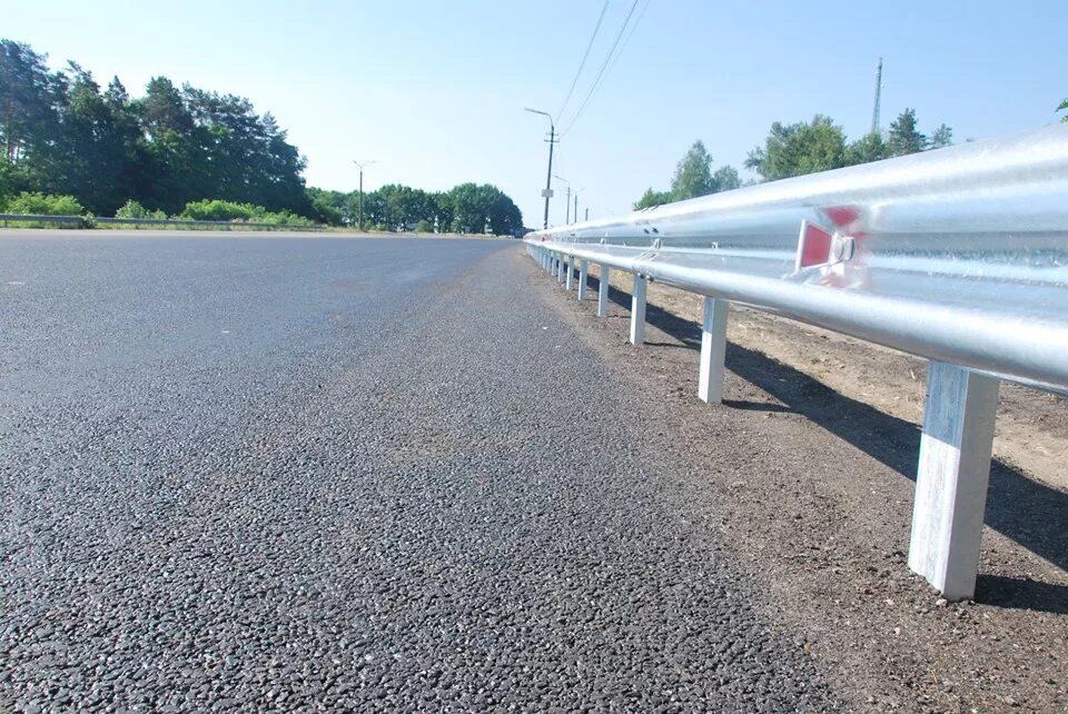 Отбойник на трассе. Брикет барьерного ограждения трансбарьер. Металлическое барьерное ограждение трансбарьер. 21 до барьерное ограждение. Металлическое барьерное ограждение фракассо.