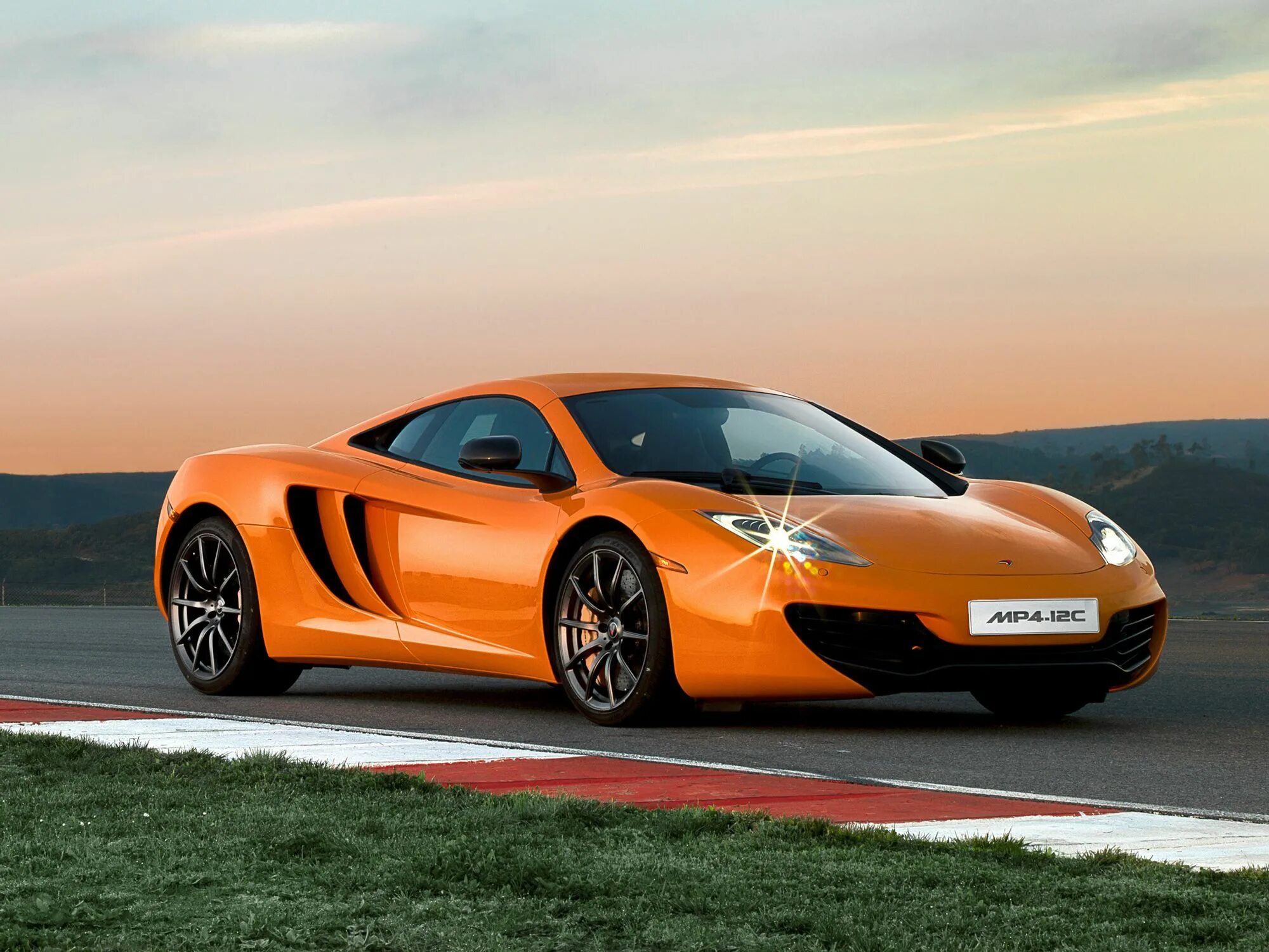 Четвертый 12. Макларен машина. MCLAREN mp4-12c. Макларен мп4 12с. Макларен машина оранжевая.