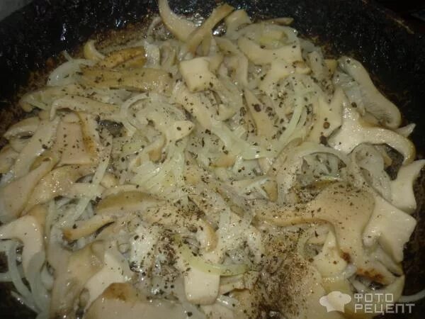 белые грибы со сливками. белые грибы со сметаной на сковороде. жареные грибы со сметаной. белые грибы в сметане на сковороде с луком. грибы в сметанном соусе на сковороде.