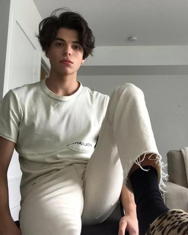 Парень пассив. Корейские парни с прессом. Пассивный парень. Парень пас. Корейские парни бтс пресс.