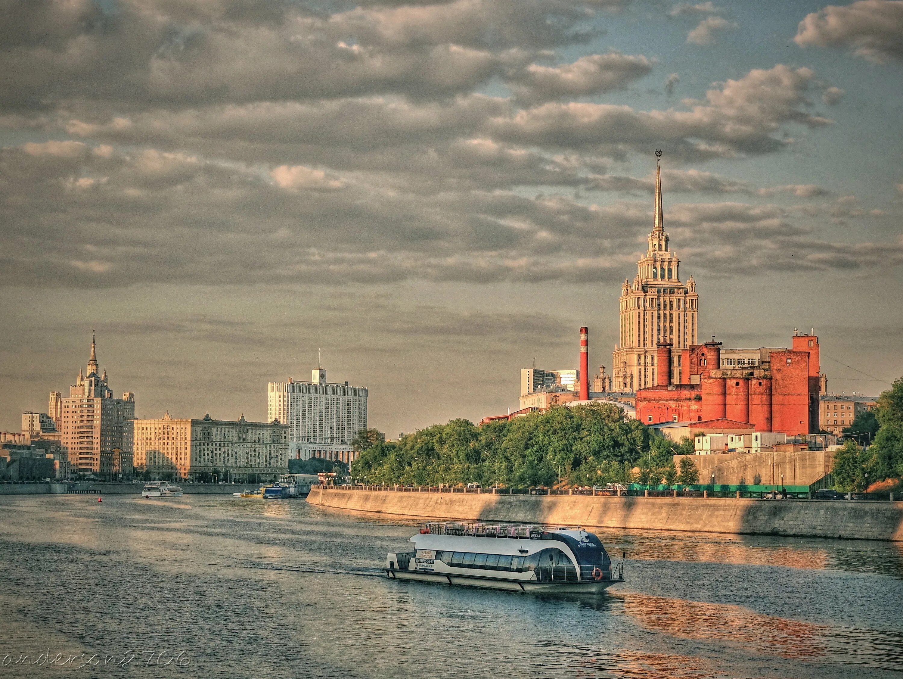 Речной центр москва. Москва река Вертикаль. Реки Москвы. Известные здания по Москве реке. Архитектура Москвы лето.