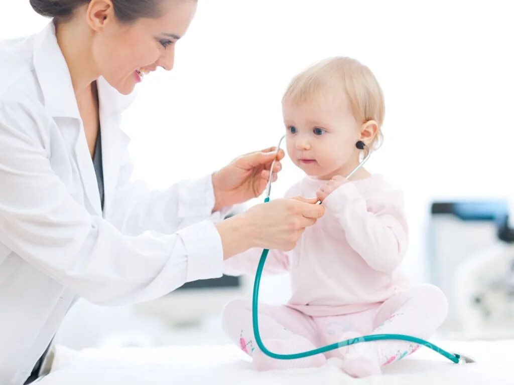 врач и ребенок. малыш с фонендоскопом. врач и ребенок. медицинская организация. медицинский фон.
