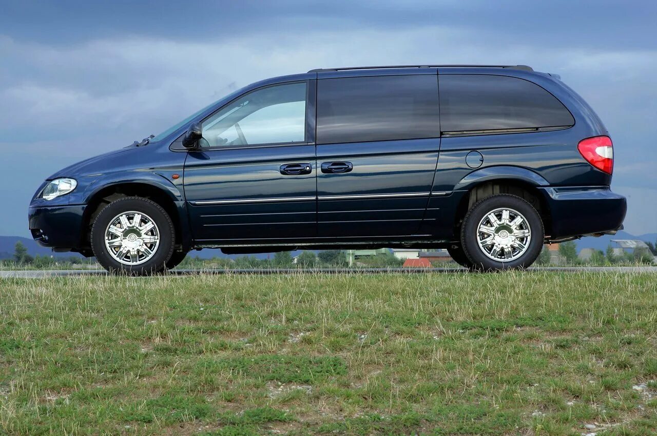 Voyager 2004. Крайслер гранд вояджер. крайслер гранд вояджер 4. минивэн chrysler voyager. chrysler grand voyager 2001 черный.