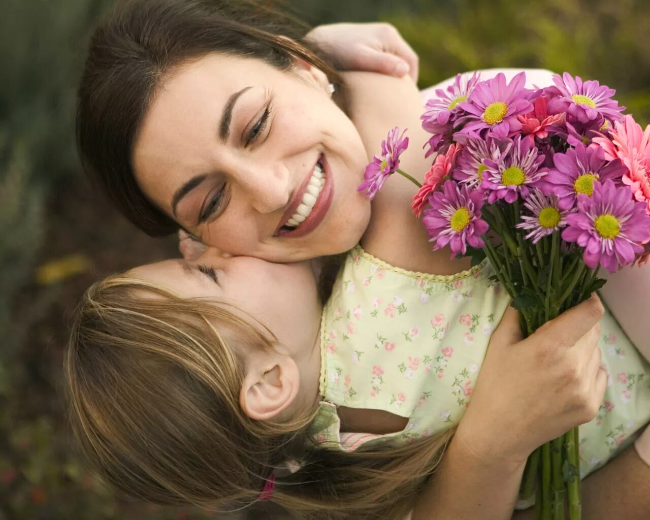День матери. С днем мамы. Красивая мама. Цветы для мамы. Дочь подарила цветы